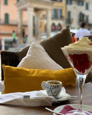 Přejeme vám krásný a odpočinkový víkend. 💛 Zajděte si na dobrou kávu, vyrazte s přáteli nebo si dopřejte chvíli jen pro...