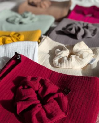 Vánoce se blíží a my pro vás máme novinku, která potěší pod stromečkem už na první dotek. 🎁 Mušelínové dárkové sety, šály...