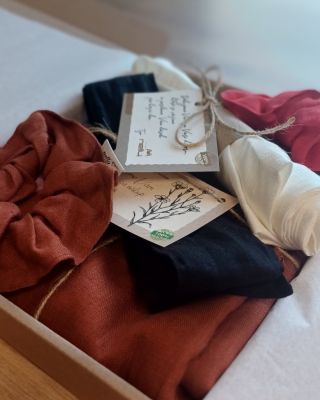 Jak balíme vaše objednávky? 🎁✨ Každý balíček pečlivě zabalíme do hedvábného papíru, přidáme jemnou přírodní vůni a osobní...